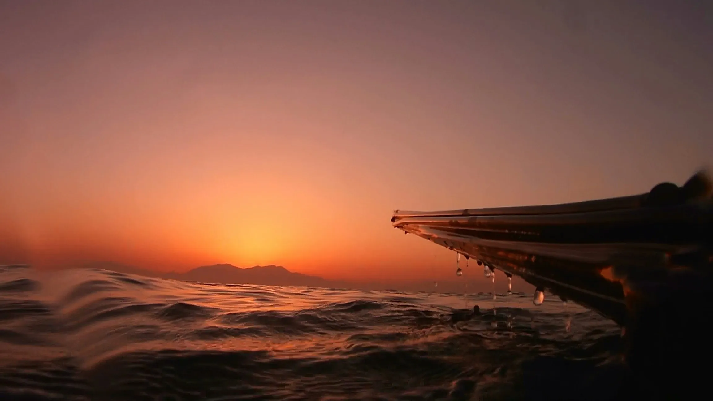 Tramonto dalla prua di una barca charter